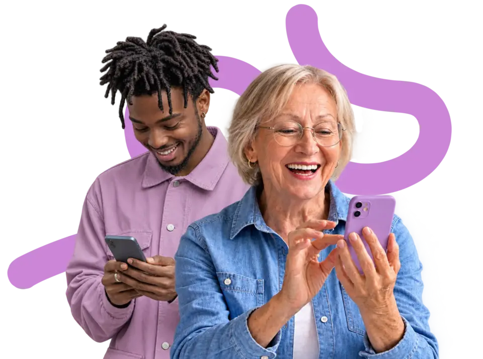 Duas pessoas sorrindo enquanto olham para o celular
